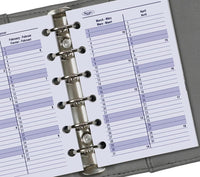 Close-up van een planner met een metalen ringband, met een maandkalender indeling.