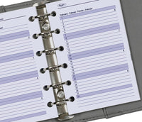 Close-up van een planner met een metalen band, met een maandblad indeling.