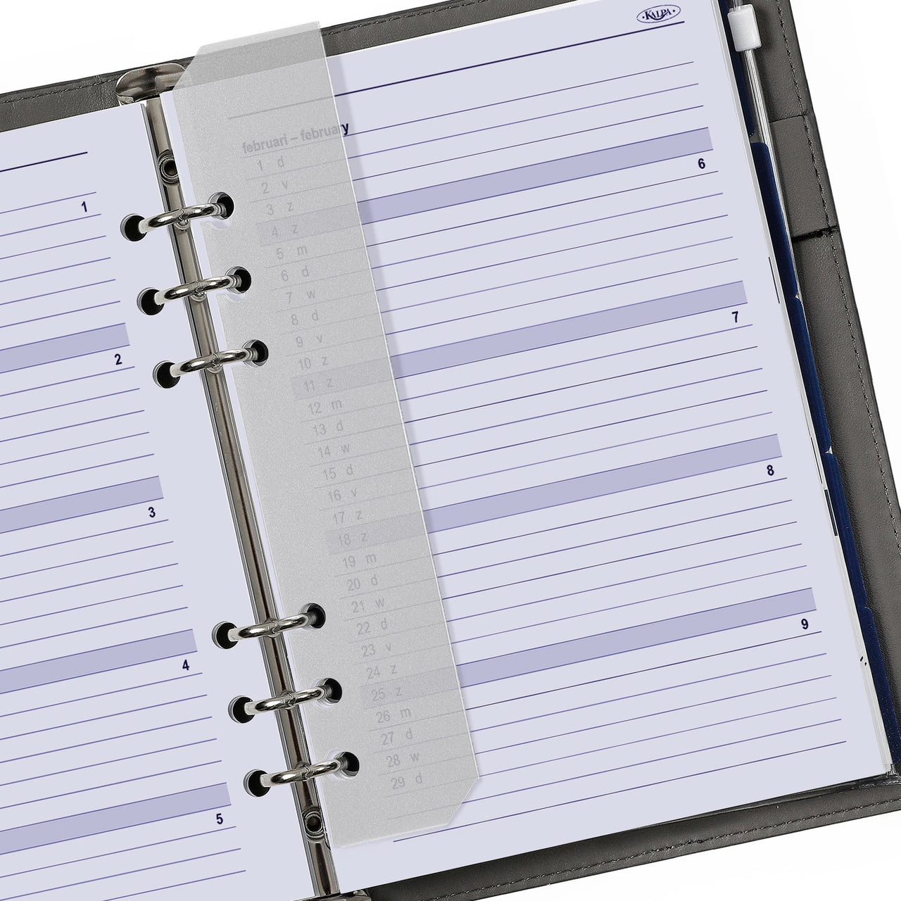 Open planner met gevoerd pagina's en een pennenhouder op een witte achtergrond