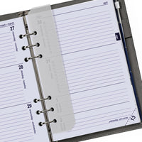 Open planner met gevoerd pagina's en een pennenhouder op een witte achtergrond