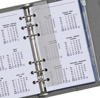 Kalender pagina's in een ringgebonden planner met metalen binding.