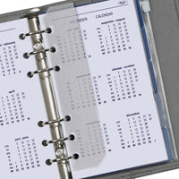 Kalender pagina's in een ringgebonden planner met zichtbare merknaam.