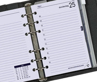 Close-up van een planner met ringbandsysteem, waarop een pagina met datums te zien is.