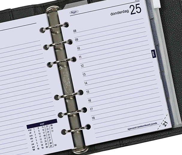Close-up van een planner met ringbandsysteem, waarop een pagina met datums te zien is.