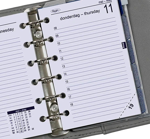 Close-up van een KLM Dagelijks planner met een doorzichtige plastic hoes.