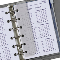 Close-up van een kalenderpagina in een planner met zichtbare merknaam.