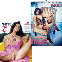 Twee kalenders met vrouwen in lingerie, één met 'Note my Babe' tekst en de andere met 'Hot Sexy MILFs' tekst.